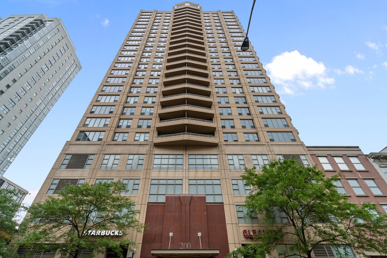 Foto principal - 200 N Jefferson St