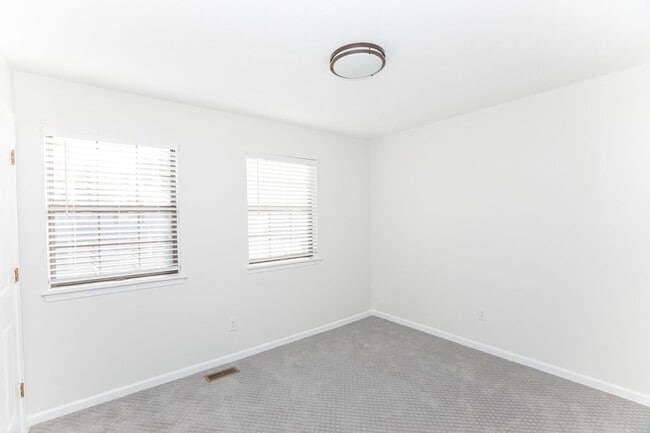 Building Photo - WILLIAMSBURG 2 Bedroom 1.5 Bath Townhome