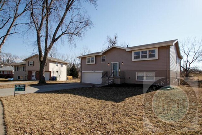 Foto del edificio - Charming 6 Bed 2 Bath Home Near the Offutt