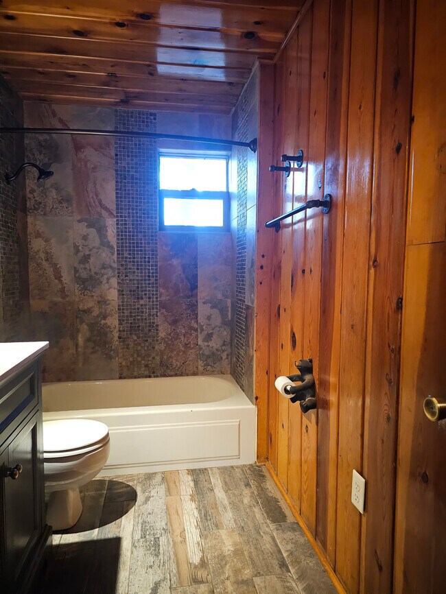 Foto del edificio - 654 Lilly Dr