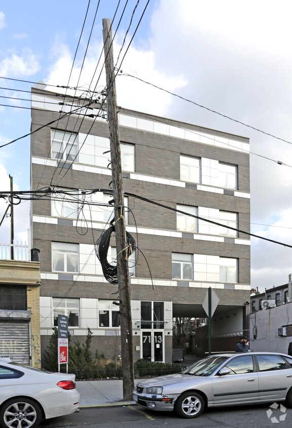 Building Photo - 71-13 60th Ln