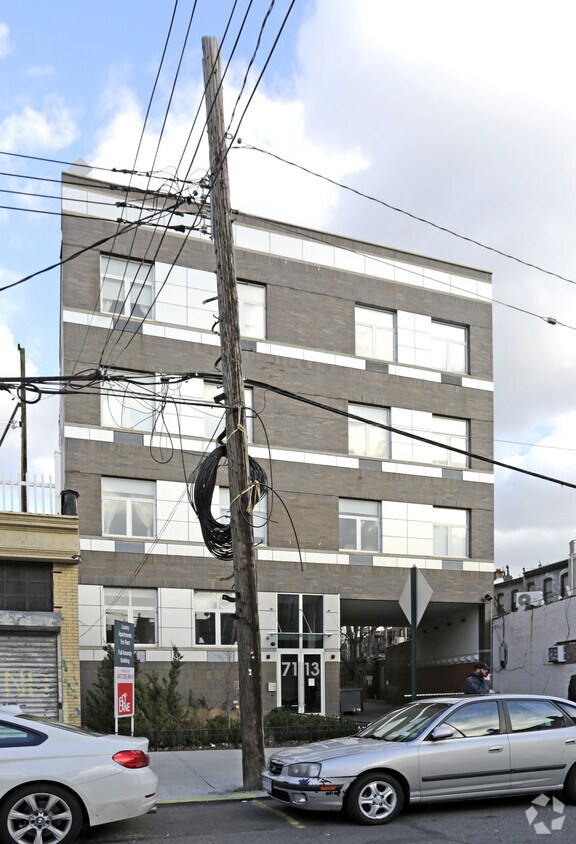 Foto del edificio - 71-13 60th Ln