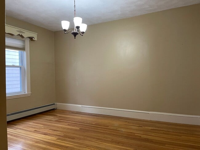 Building Photo - Beautifully renovated 3 bed with In-unit l...