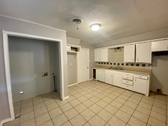 Building Photo - PRE LEASING NOW - AVAILABLE 7/14