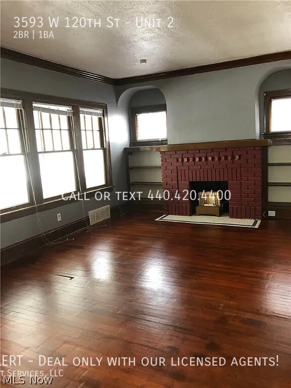 Building Photo - Next to Halloran park WOODEN FLOOR 2 Bedro...