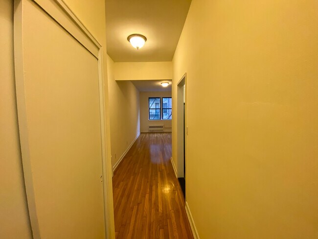 Building Photo - 420 E 83rd St
