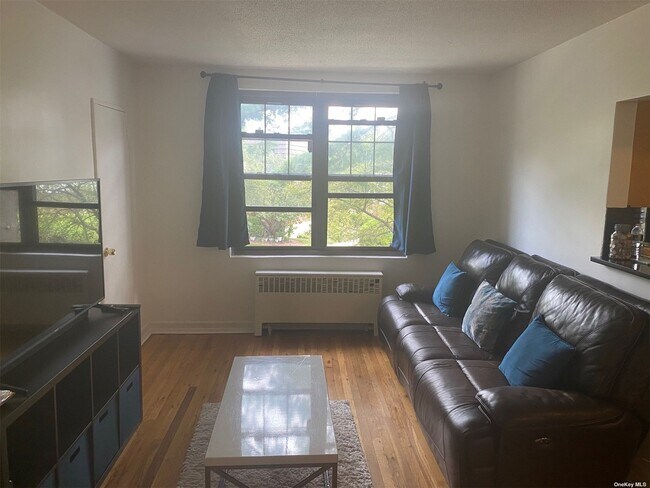 Building Photo - 70-75-75 Park Dr E