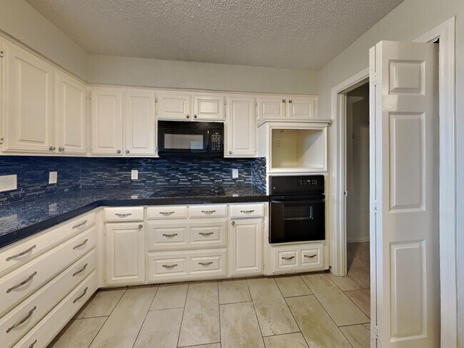 Building Photo - 705 Kingston Dr