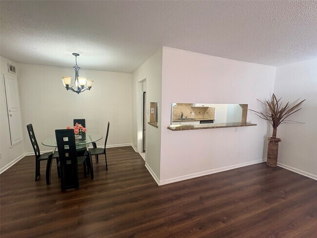 Foto del edificio - 2744 Briarhurst Dr