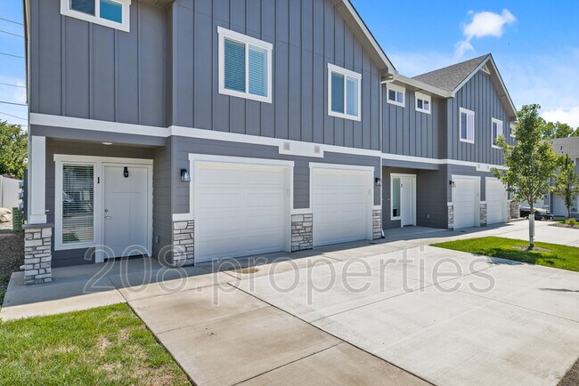 Building Photo - 447 2nd Ave