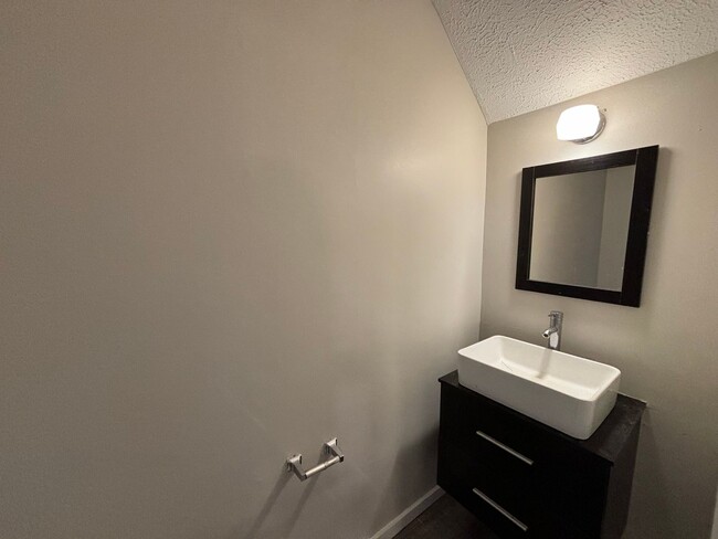 Foto del edificio - 2 Bedrooms- 1.5 Bathroom- Town House in We...