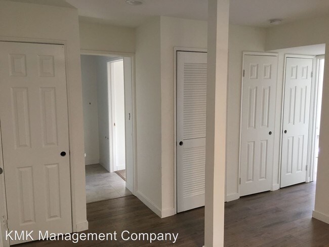 Building Photo - 1866 Greenfield Ave