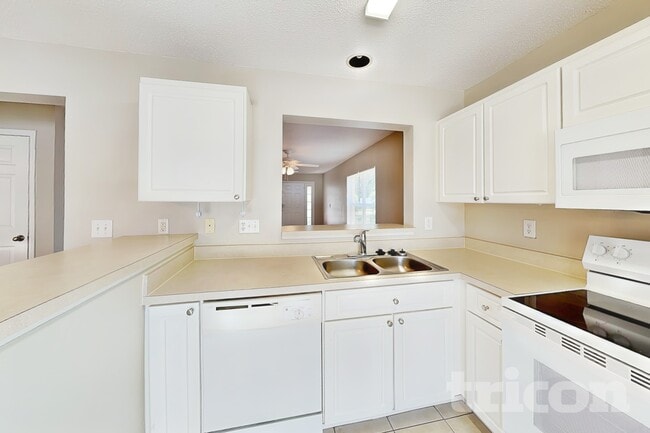 Building Photo - 6739 Summer Haven Dr