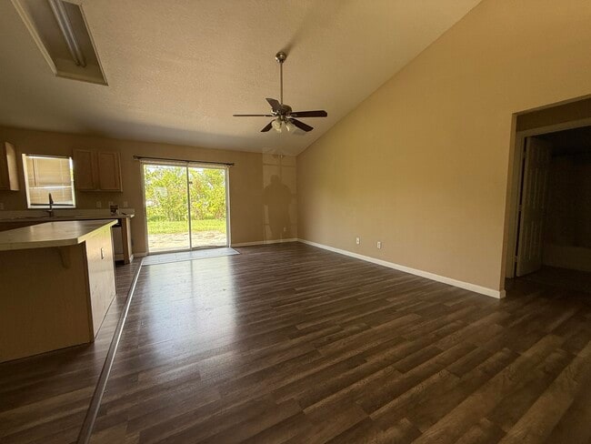 Building Photo - 1661 SW Cameo Blvd