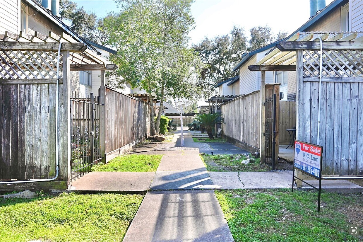 Foto principal - 7918 Prestwood Dr