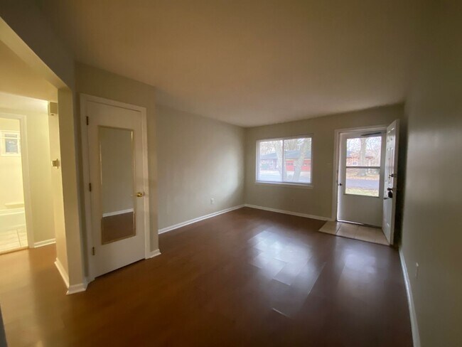 Foto del edificio - 3BR/1BA/1 car garage - duplex unit