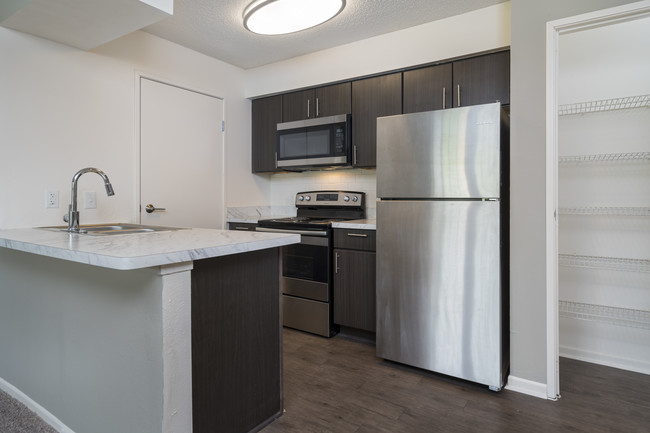 Cocina recientemente renovada - Fairlane Meadow Apartments and Townhomes