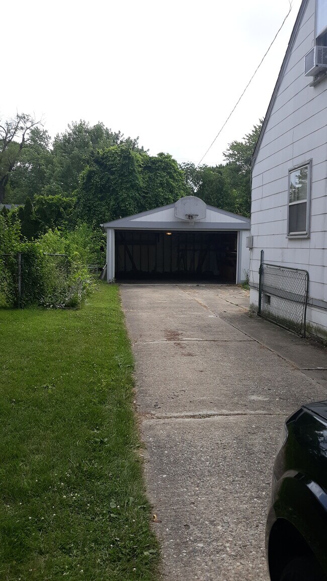 Building Photo - 8914 Floral St