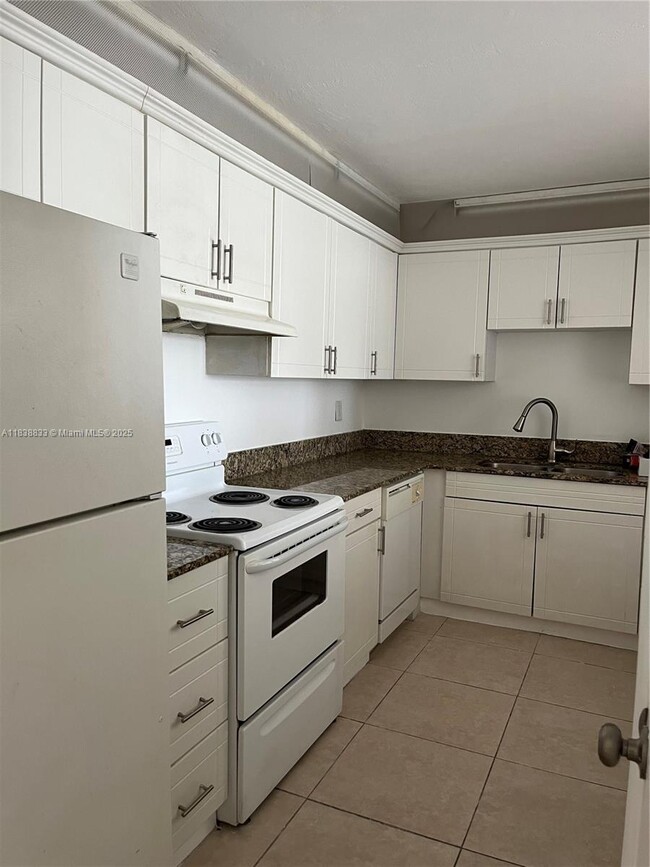 Foto del edificio - 14830 Naranja Lakes Blvd