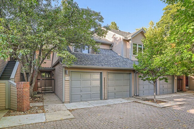 Building Photo - Beautiful Boulder Townhome - Lives like a ...