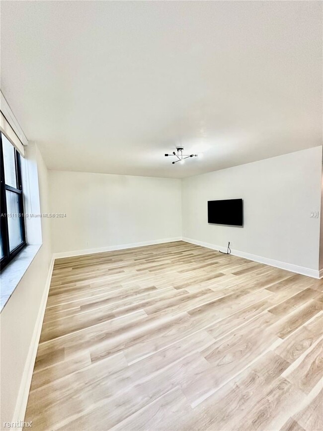 Building Photo - 3 br, 2 bath House - 20401 NE 30th Ave # 2...