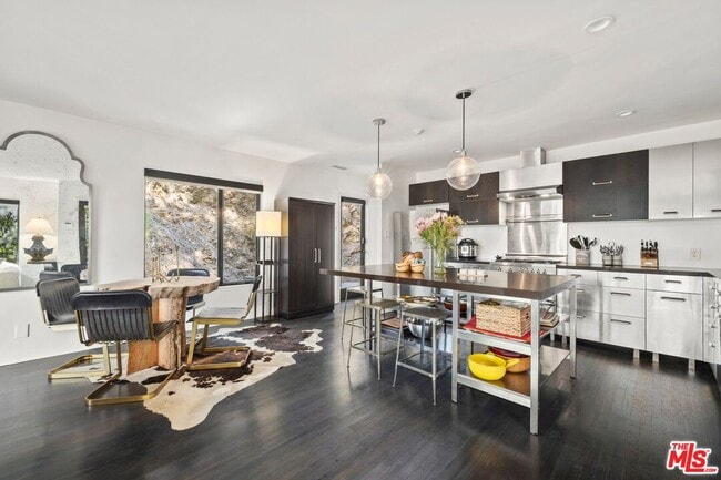 Building Photo - 5721 Valley Oak Dr