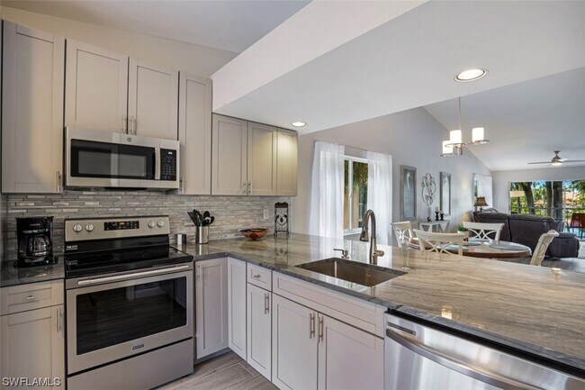 Foto del edificio - 2348 Hidden Lake Dr