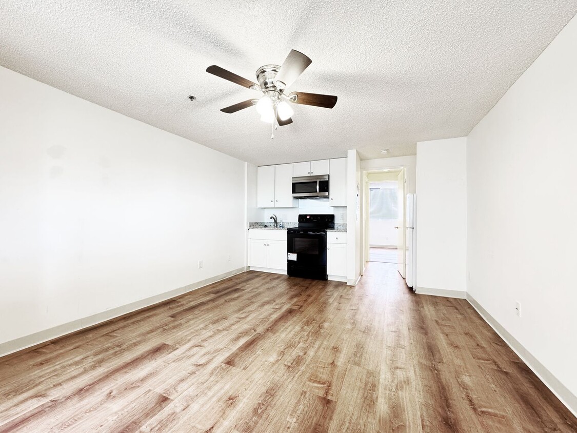 Foto principal - One-Bedroom Condo with A/C and Parking nea...