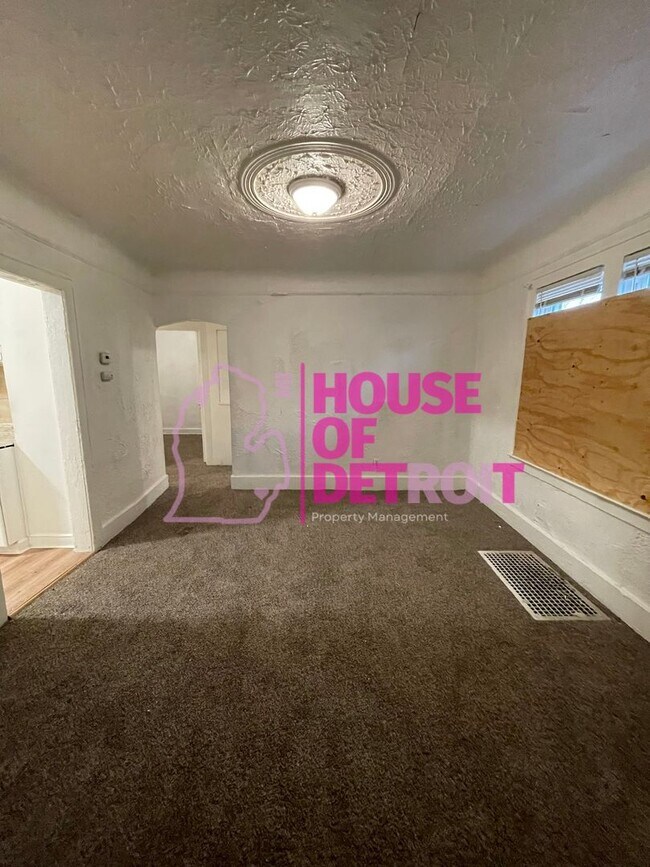 Building Photo - 5 BEDROOM | 2 BATH | FREE PRESCREEN