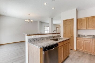 Building Photo - Spacious 3-Bedroom End unit Townhouse with 3 Full Baths in Maple Grove's Prime Location