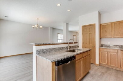 Foto del edificio - Spacious 3-Bedroom End unit Townhouse with 3 Full Baths in Maple Grove's Prime Location