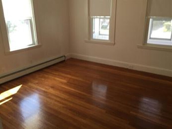 Building Photo - 106 Maple St