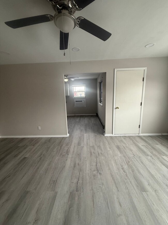 Foto del edificio - One bedroom upstairs apartment for rent