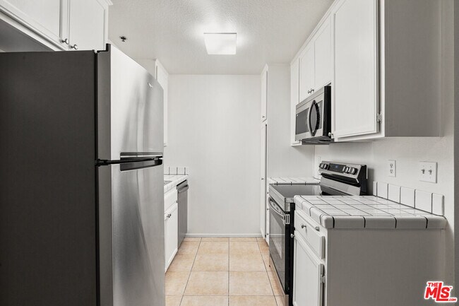 Foto del edificio - 6616 Sylmar Ave