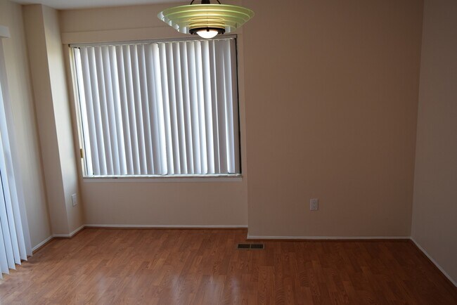 Foto del edificio - Updated 2-Bedroom Condo with Finished Basement, Garage, Pool, Tennis, Clubhouse