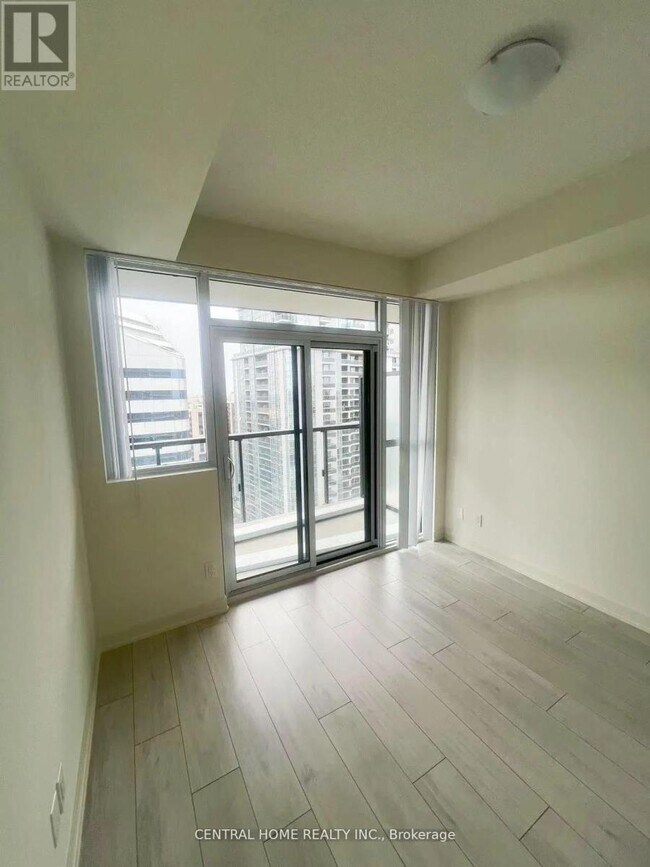 Photo du bâtiment - 4955 Yonge St