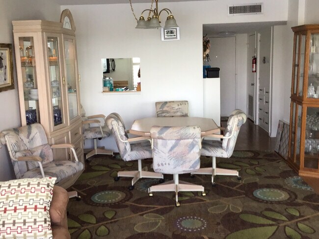 Comedor - 700 Mirror Ter NW