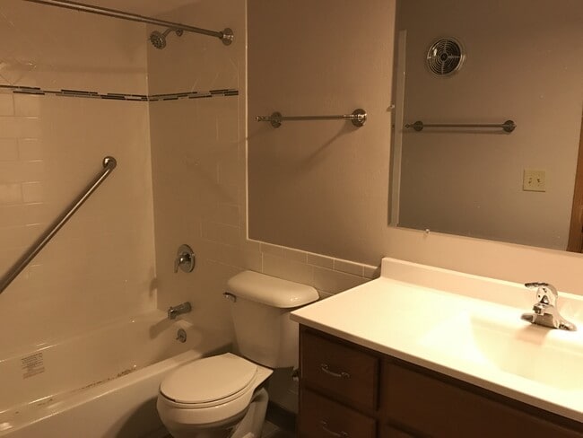 Building Photo - Spacious 1 Bedroom, 1 Bath!
