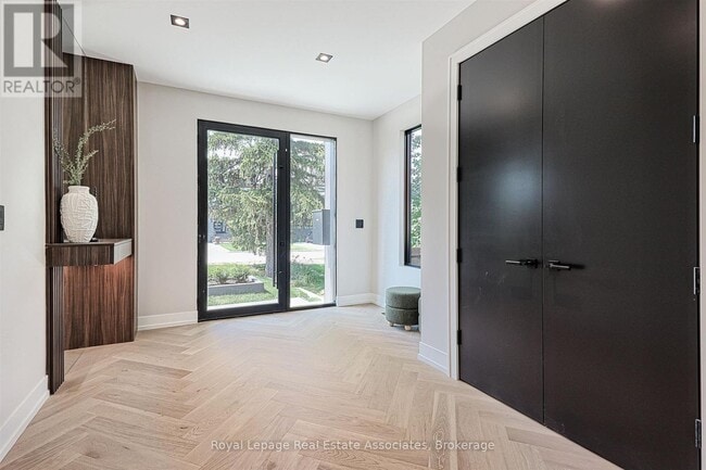Building Photo - 700 Montbeck Crescent