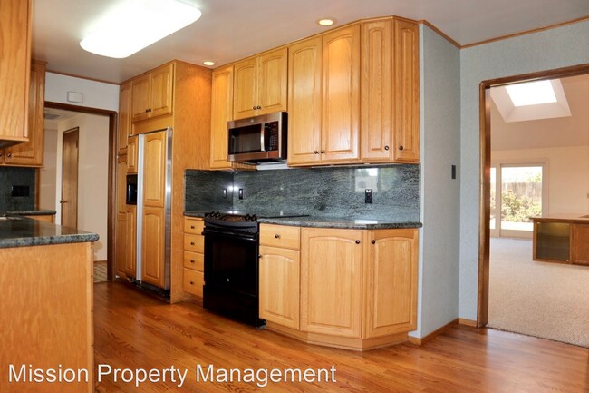 Building Photo - 4 br, 2.5 bath House - 4631 Mayfield Dr