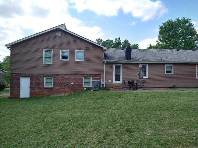 Foto del edificio - 1730 Cedar Grove Dr