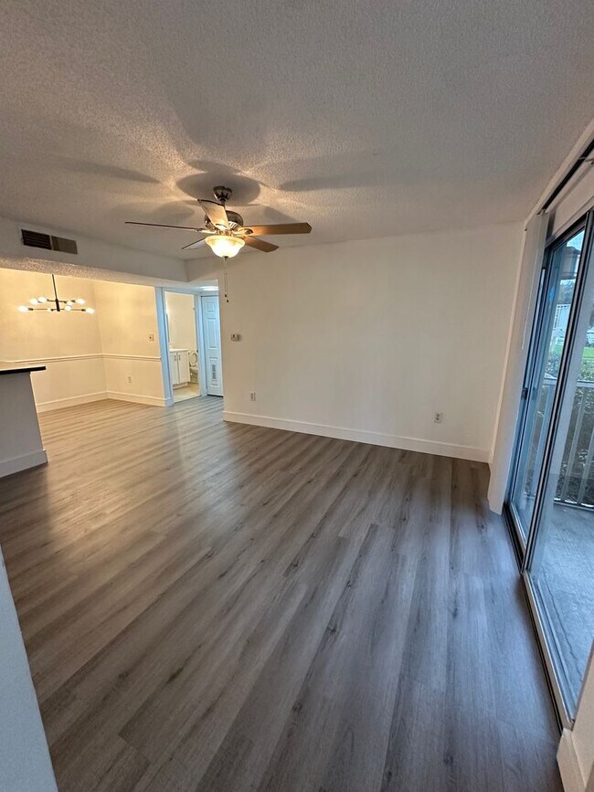 Building Photo - Updated first floor unit