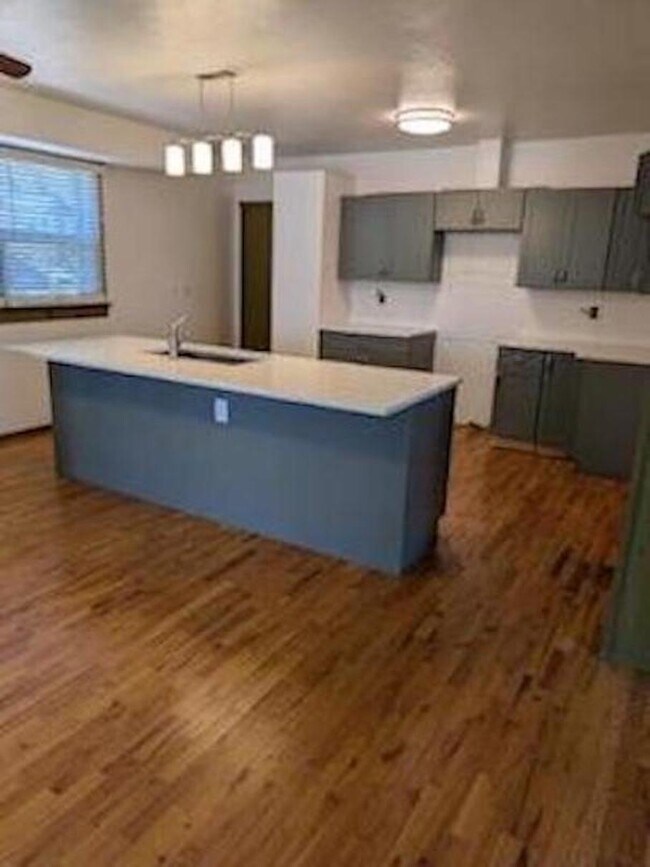 Foto del edificio - 1393 S Foothill Dr