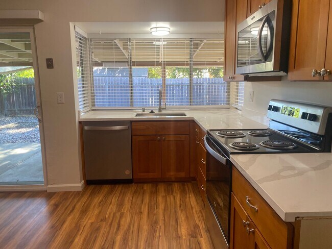 Foto del edificio - 2160 Tilden Pl