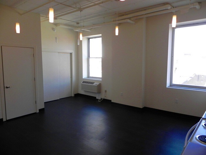 Building Photo - New! Affordable! Downtown Loft!