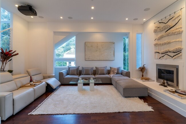 Building Photo - 1857 N Beverly Dr