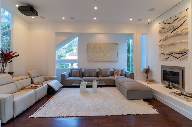 Foto del edificio - 1857 N Beverly Dr