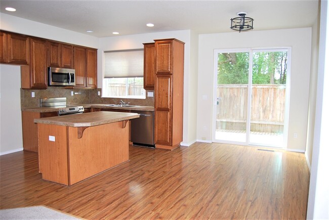 Building Photo - 3 Bedroom 2.5 Bath TownHome Newberg