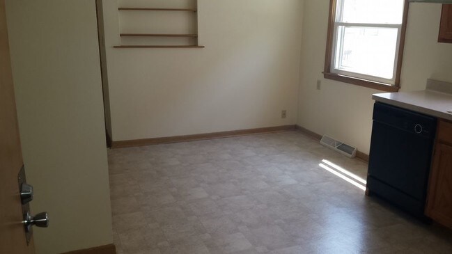 Foto del edificio - 3350 S. 84th Street - 3 Bedroom Lower