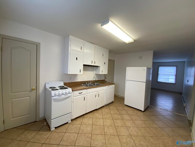 Building Photo - 1512 Oakwood Ave NE